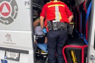 Cae trozo de madera de camión y daña parabrisas de vehículo, en Ramos Arizpe