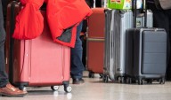 Rematarán más de 600 maletas extraviadas en el Aeropuerto de Santiago: cuándo será y quiénes pueden participar
