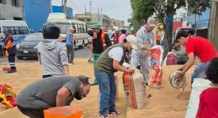 Callao: tráiler cargado con trigo volcó en óvalo Garibaldi y vecinos saquearon carga 