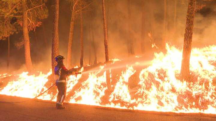 Nove incendios forestais en León obrigan a evacuar 35 veciños e cortar o acceso ás Médulas