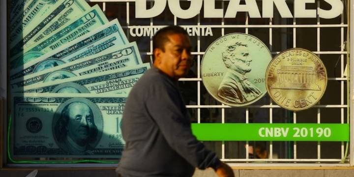 ¿Fin del “súper peso”? Precio del dólar repunta y la divisa mexicana comienza la semana en rojo