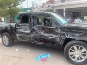 Chofer de camión urbano omite alto y choca contra pick up en colonia Dos de Octubre