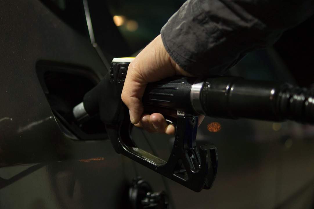 Los carburantes marcan precios mínimos del verano durante el Puente