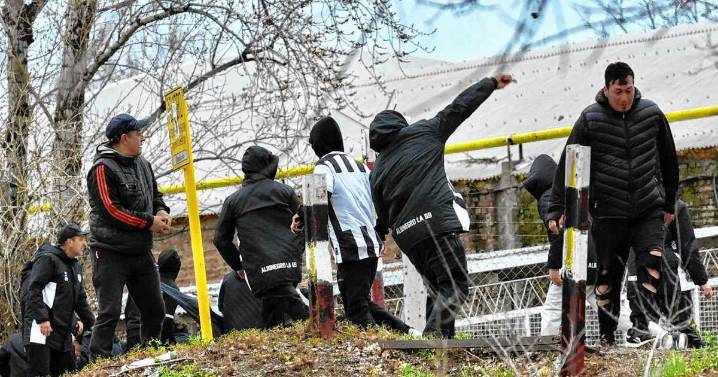 Incidentes en la cancha de Cipolletti: un grupo de hinchas tiró piedras y se enfrentó con la policía