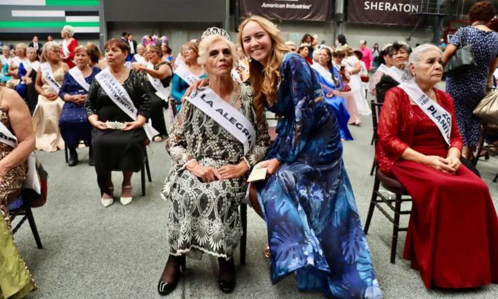Celebra Carla Rivas Día de los Abuelos en el certamen “Reina de Reinas”