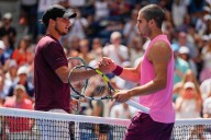 Carlos Alcaraz overcomes knee scare to advance to 4th round of U.S. Open