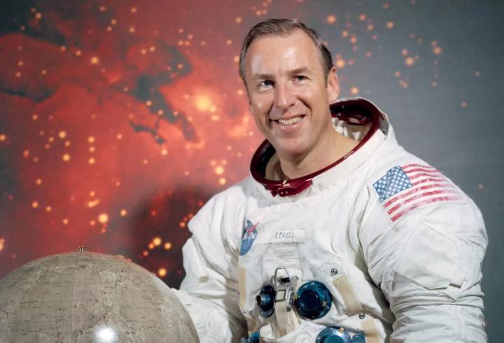 James Lovell, commander of harrowing Apollo 13 moon mission, dies at 97