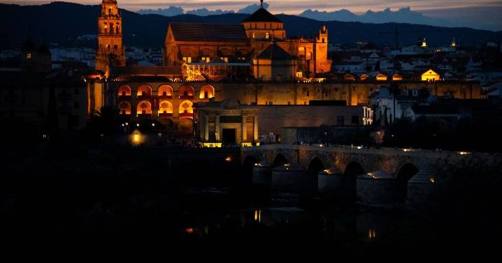 Extinguen incendio en la histórica mezquita española de Córdoba