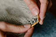 Esta actividad no es solo de las abuelitas: cómo una generación adicta a las pantallas se está enganchando con tejer y coser