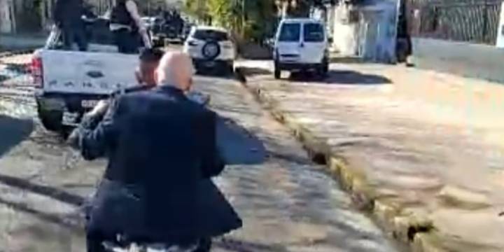 Atacaron con piedras a la caravana de Milei en Lomas de Zamora y debieron evacuar a la comitiva