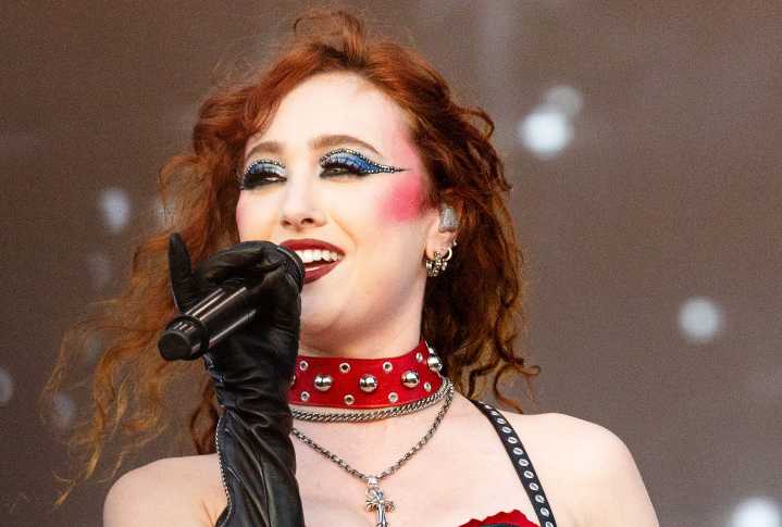 Chappell Roan hilariously calls out fans' exes during Øya festival set