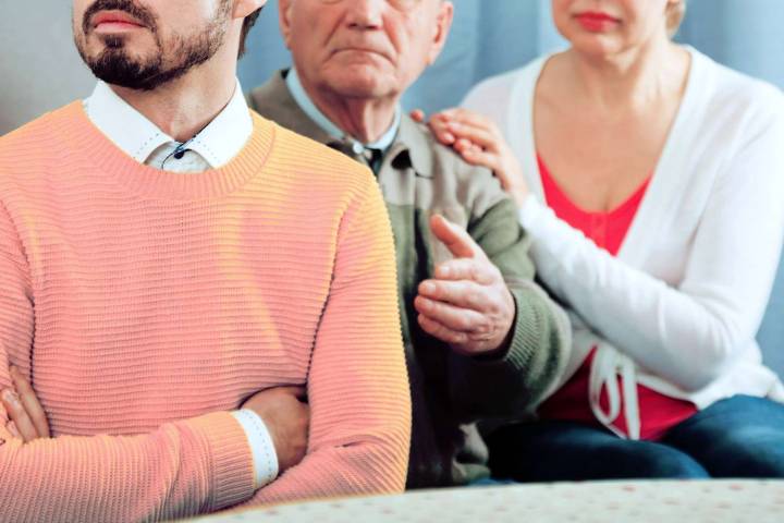 Man Buys Mom $5K Gift Parents Can’t Afford, Dad Claims He Is 'Undermining Him'