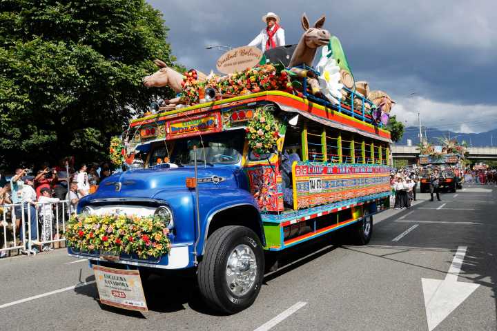 Las costumbres antioqueñas desfilaron a bordo de buses escalera en la Feria de las Flores