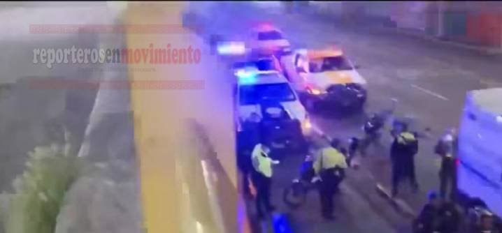 UNA MUJER Y SU HIJO CAYERON DE UNA ALTURA DE CINCO METROS DEL PUENTE EJE CENTRAL DE LA CDMX, UNA CAMIONETA CHOCÓ CONTRA OTRA DE PROTECCIÓN CIVIL