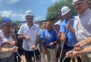 Alcalde Pinedo coloca la primera piedra del Centro de Vida de la localidad 3