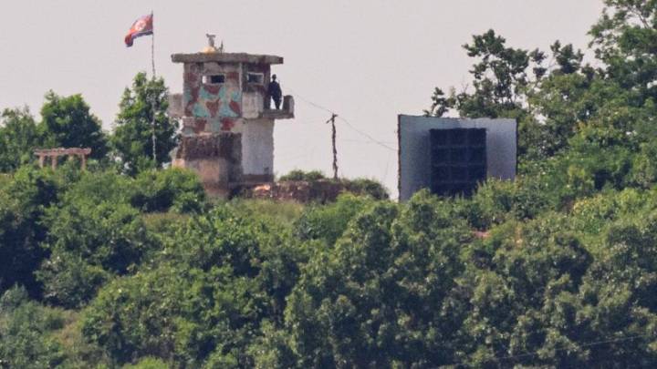 North Korea takes down propaganda loudspeakers from tense border