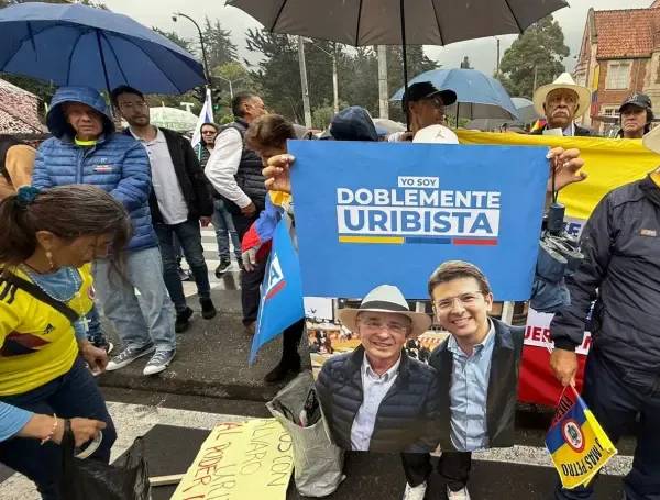 Multitudinarias marchas sacuden Colombia en defensa de Álvaro Uribe: bloqueos y caos en Bogotá