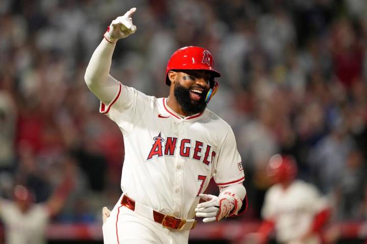 Angelinos superan 7-6 a Dodgers en 10 innings; Ohtani batea para triple play y pega jonrón – Chicago Tribune
