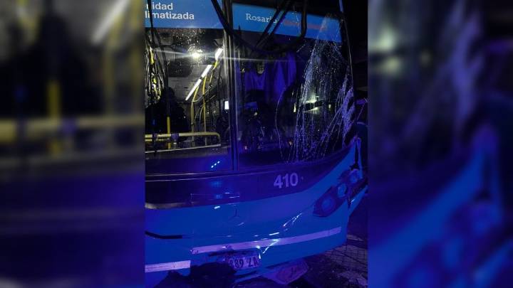 Un colectivero se descompensó y chocó contra un árbol en Pichincha