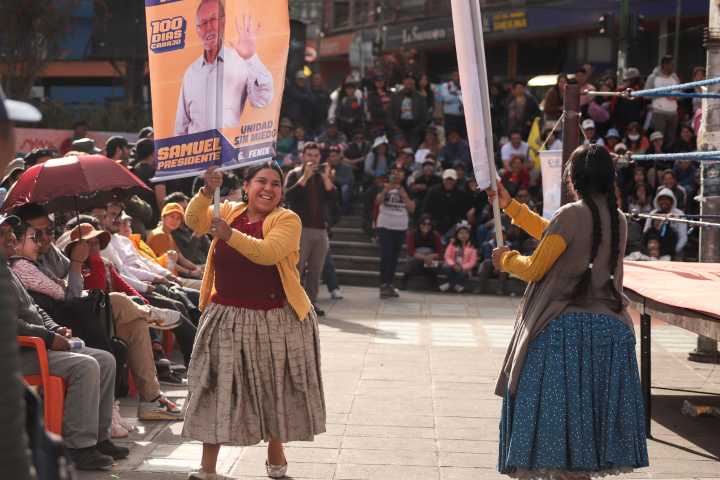 La 'Gran lucha por la justicia', una campaña electoral con cholitas luchadoras en Bolivia