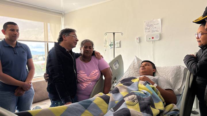 Petro visitó en el Hospital de la Policía a uniformados heridos en ataque a helicóptero en Amalfi