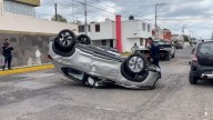 Trabajador de una Agencia de Autos Choca contra Coche Estacionado y Sufre Volcadura en Puebla