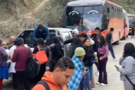 Cientos de pasajeros varados por derrumbe en la vía Ayacucho