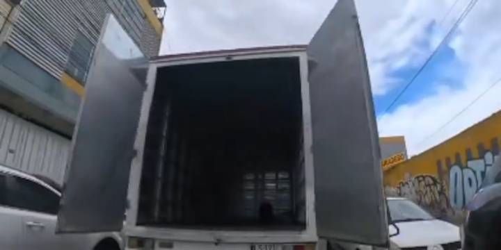 A furgón se le abrieron las puertas traseras mientras estaba en movimiento por una calle estrecha, estuvo muy cerca de golpear varios carros