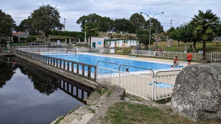 El asqueroso reto viral que cierra piscinas de toda España llega a un pueblo de Lugo: "Una broma de mal gusto y una marranada"