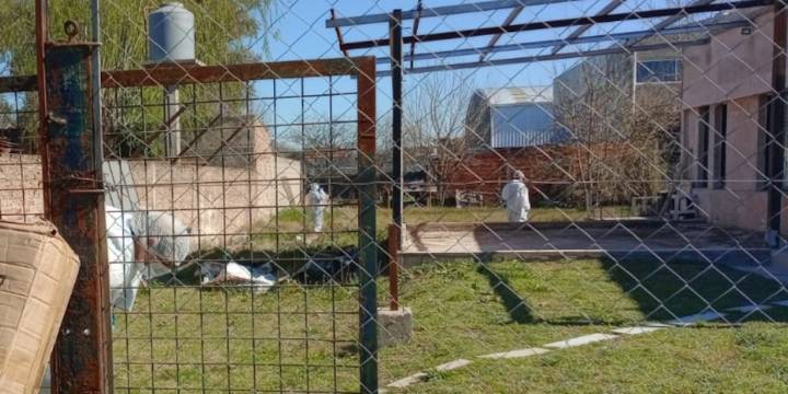 Misterio en Tristán Suárez por el hallazgo del cuerpo de una mujer semi enterrada en su casa
