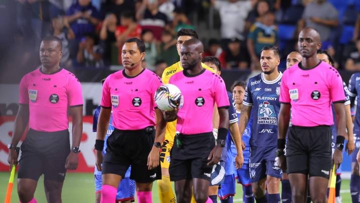 Acusan al árbitro del Galaxy vs Pachuca por 'guardarse' una tarjeta amarilla