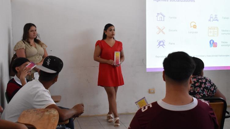 Dan charla sobre violencia de género en comunitario Francisco I.Madero