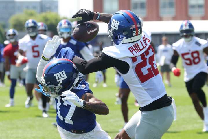 Giants' starting cornerback suffers vague injury