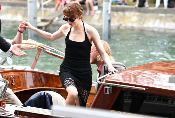 Emma Stone brilla en Venecia con 'Bugonia' y reconoce que cree en los extraterrestres