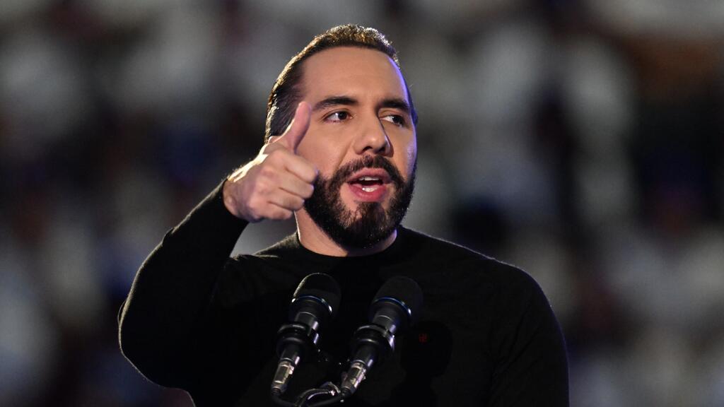 Cómo Bukele pasó de ser el presidente 'millennial cool' a "dictador" al que acusan de una escalada represiva en El Salvador