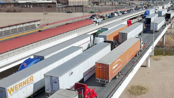 Choferes Fronterizos de Camiones de Carga Temen Perder Su Visa y Hasta el Trabajo