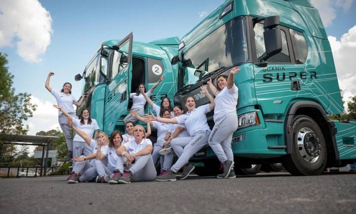 Abren inscripción al programa que convierte a mujeres en conductoras de camione