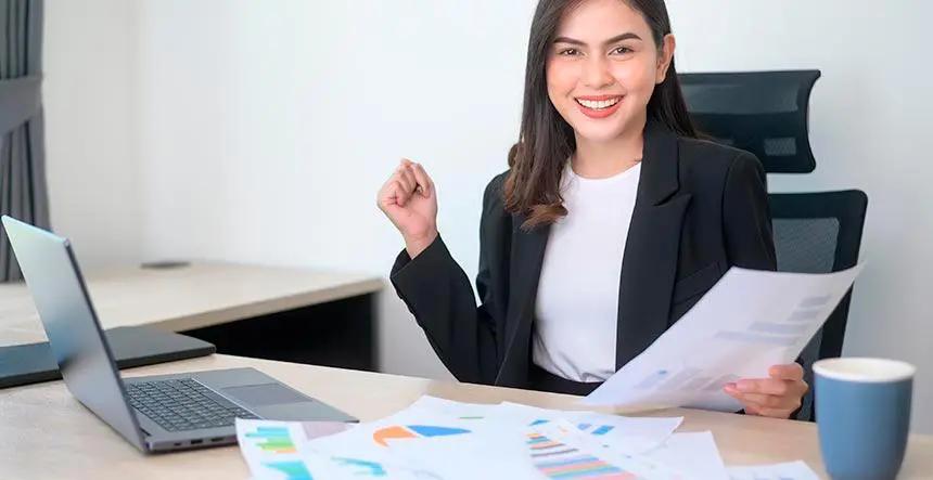 Le dan estudio y trabajo: Crystal busca jóvenes de Medellín para formarlos como auxiliares administrativos