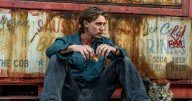 Review: In 'Caught Stealing,' Darren Aronofsky dodges expectations with a hectic, hungover NYC caper