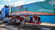 Así se ve el bloqueo de Gaza a través de los ojos de los camioneros y trabajadores humanitarios egipcios