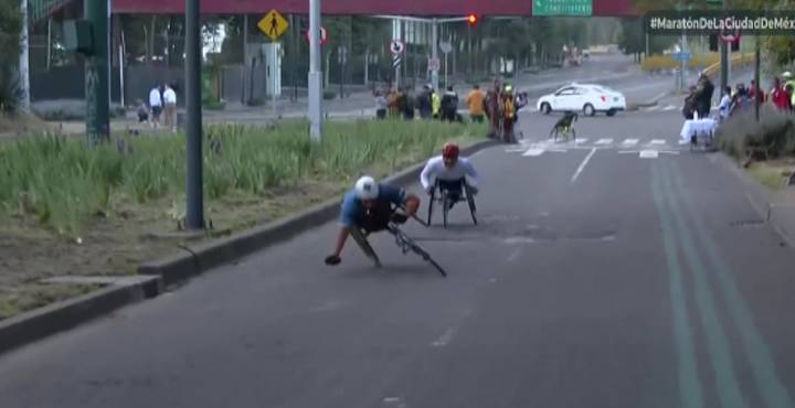 VIDEO: bache provoca caída de atletas en silla de ruedas durante Maratón CDMX 2025