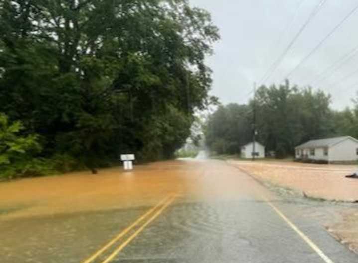 Mueren dos personas ahogadas por inundaciones en Nash