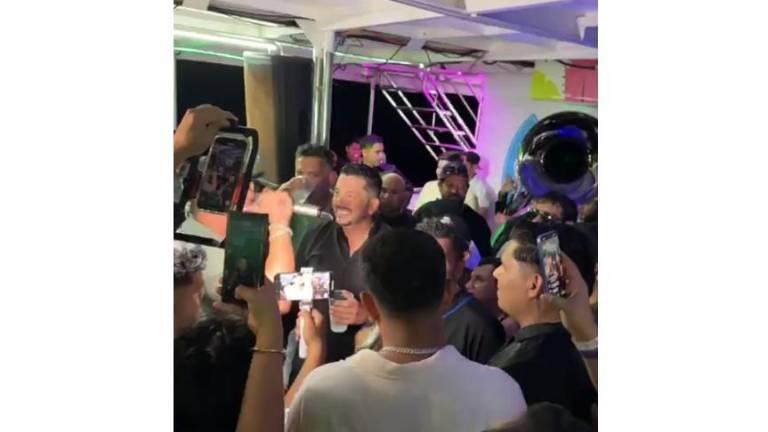 Ofrece Luis Ángel ‘El flaco’ su concierto ‘Fiesta en el mar’ en un escenario flotante y frente a las tres islas