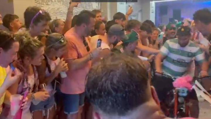 El mobylette regresa al Much: así ha sido su entrada en el bar Can Castell