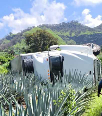 SALIDA DE CAMINO Y VOLCADURA DE TRÁILER CON PAPAS