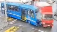 Video | Nuevo accidente de tránsito entre un bus del Sitp y un camión de gaseosas dejó siete personas heridas en Bogotá - Semana