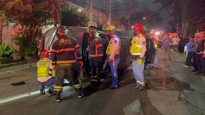 Fuerte accidente en la CDMX: camioneta vuelca tras impactar a 5 vehículos en carambola