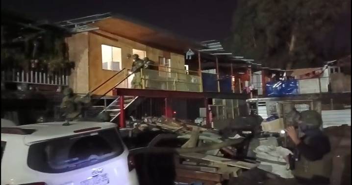 Allanamiento de dos domicilios en Cerrillos permitió la detención de siete sujetos por tráfico de drogas