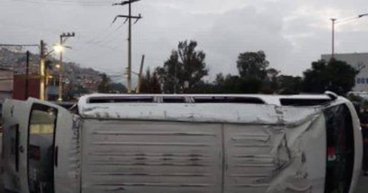 Volcadura de una combi en la autopista México-Pachuca deja una persona muerta y 13 heridas