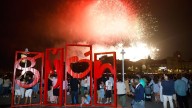 Gijón firma en pólvora la Noche de los Fuegos más potente: así se vistió de color el cielo de San Lorenzo, Poniente y el puerto